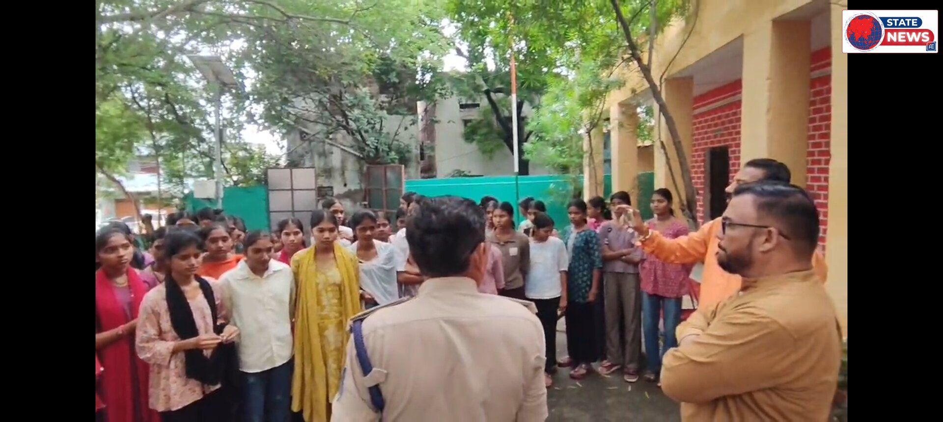 छात्रावास बालिकाएं पहुँची थाने