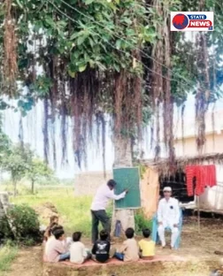 मरम्मत की मांग पर विभाग ने दिया स्कूल मर्ज करने का फरमान, पालकों ने किया इनकार, खुले आसमान के नीचे पढ़ने को मजबूर 13 बच्चे