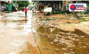 मंदिर जाने वाले श्रद्धालु परेशान दिल्ली दरवाजा-पिछोर रोड पर नालियों का गंदा पानी सड़क पर