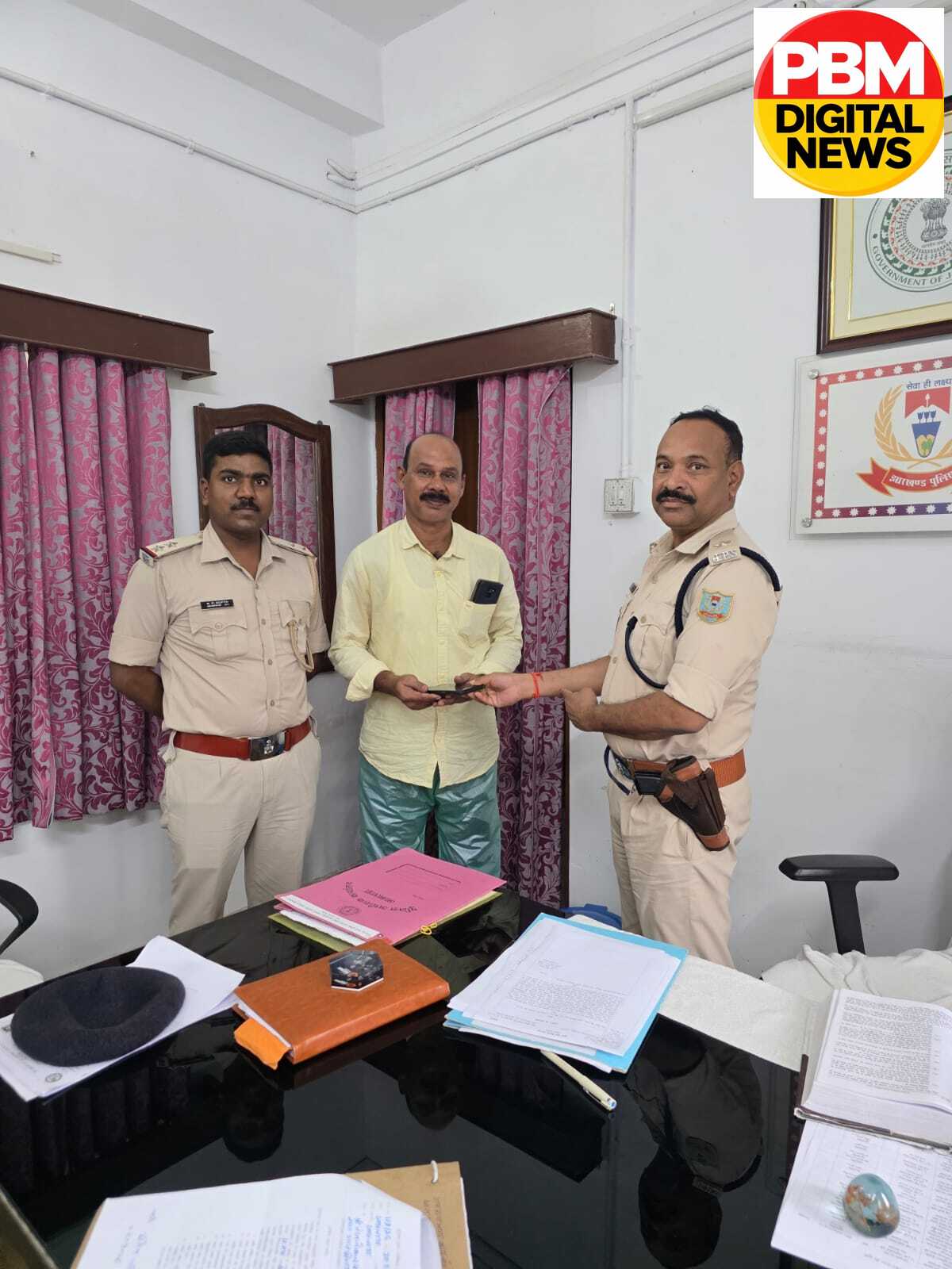 📍*जामताड़ा पुलिस की बड़ी सफलता: CEIR पोर्टल व विशेष अभियान के तहत बरामद 37 मोबाइल, 17 फोन वास्तविक स्वामियों को सौंपे गए*