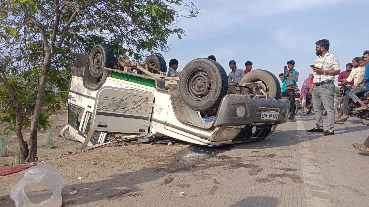 नीलगाय के कारण पलटी बोलेरो, 11 श्रद्धालु सुरक्षित