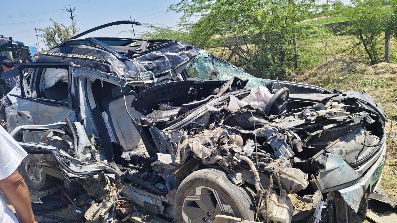 रायपुर चौराहे पर मौत का मंजर! बस-कार भिड़ंत में 37 घायल, 5 की हालत गंभीर , एक की मौत