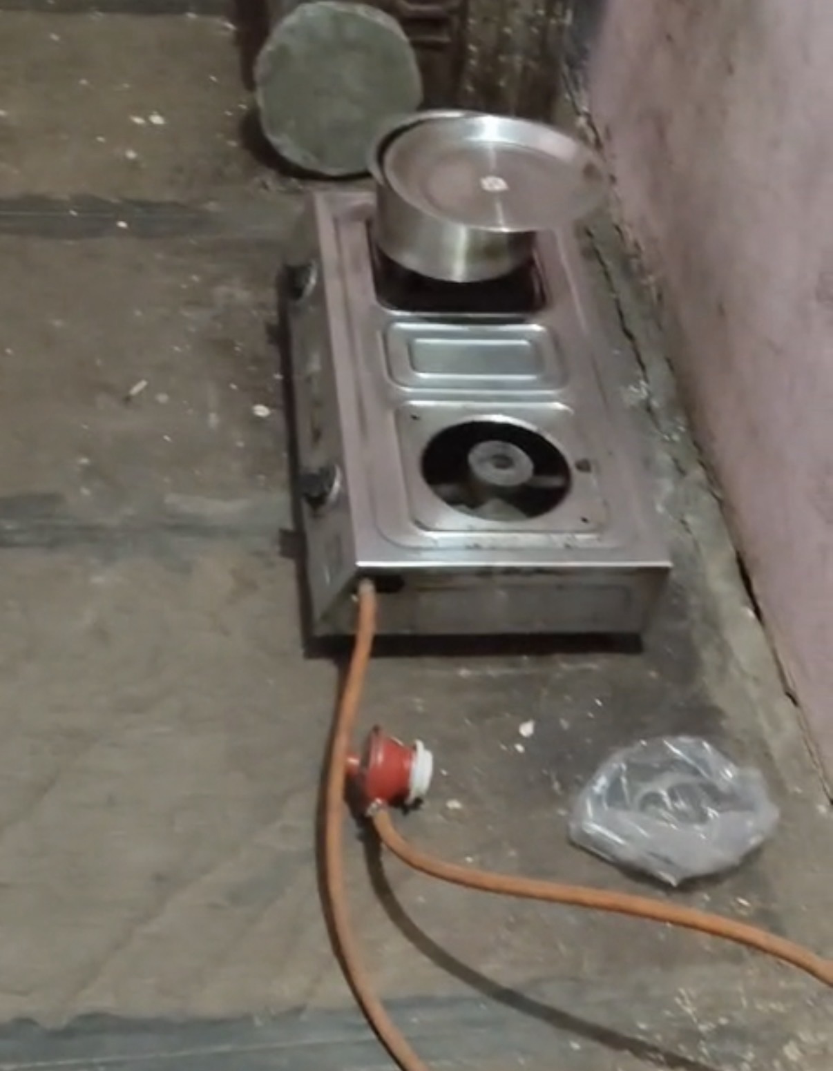 छुट्टी का फायदा उठाकर स्कूल में चोरी, मिड डे मील की 2 गैस टंकियां ले गए चोर