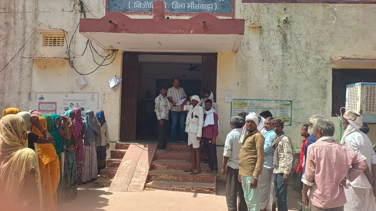 नयानगर में चल रहा अवैध खनन, ग्रामीणों ने दिया ज्ञापन