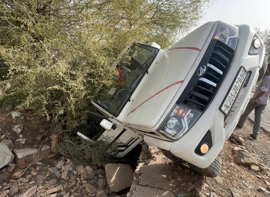 सीता का कुंड मार्ग पर फिर बिगड़े हालात, सड़क से नीचे गिरी बोलेरो; तीन दिन में दूसरी दुर्घटना से ग्रामीणों में आक्रोश