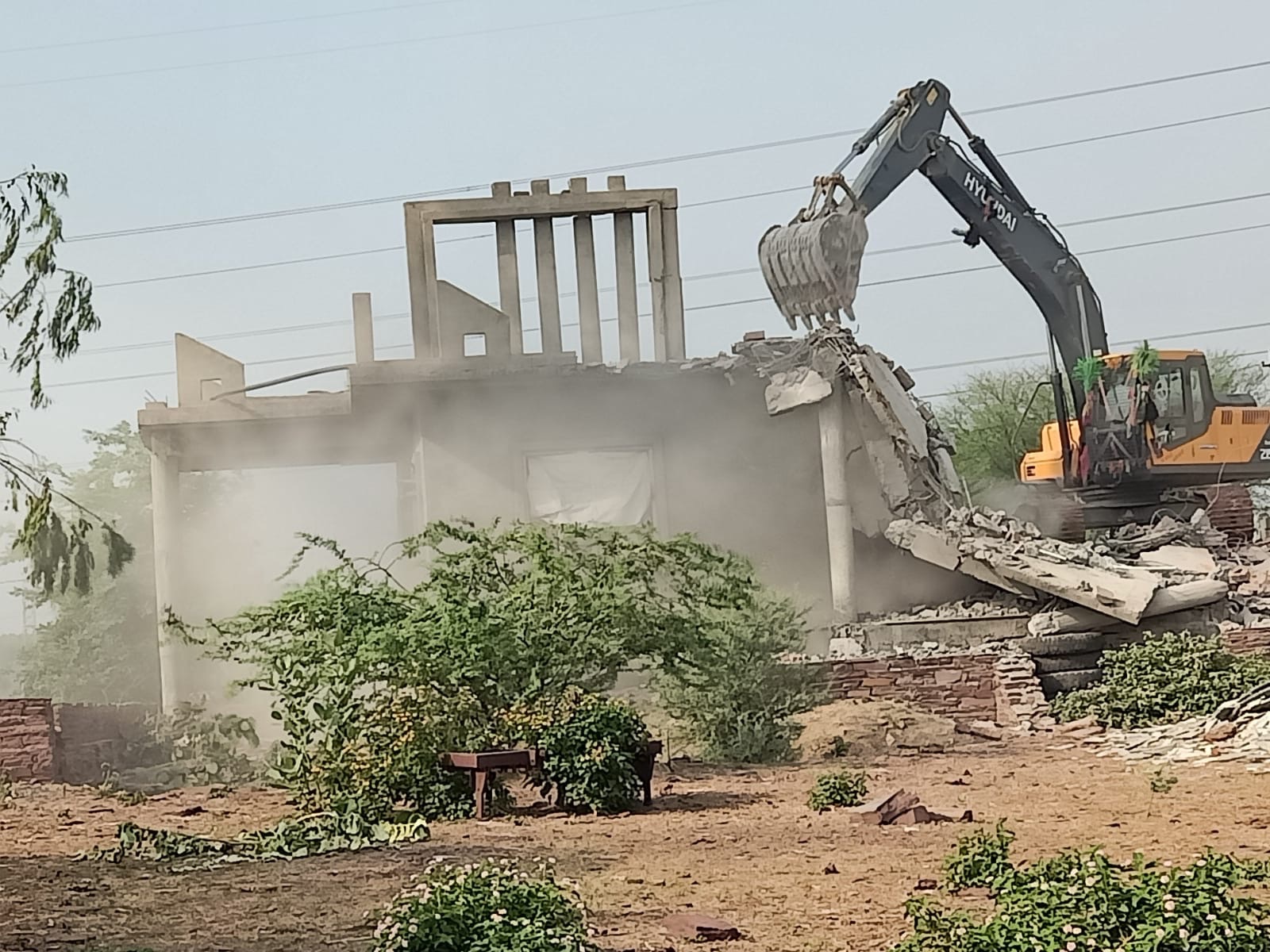 करोड़ों की ड्रग फैक्ट्री का ठिकाना ढहा, राजस्व विभाग की बड़ी कार्रवाई
