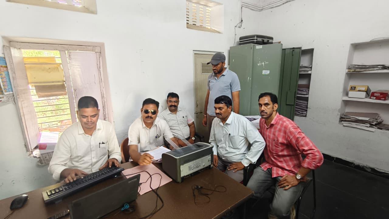 नामांतरण के लिए 1000 की घूस लेते पटवारी ट्रैप, 5 हजार पहले ही डकार चुका था