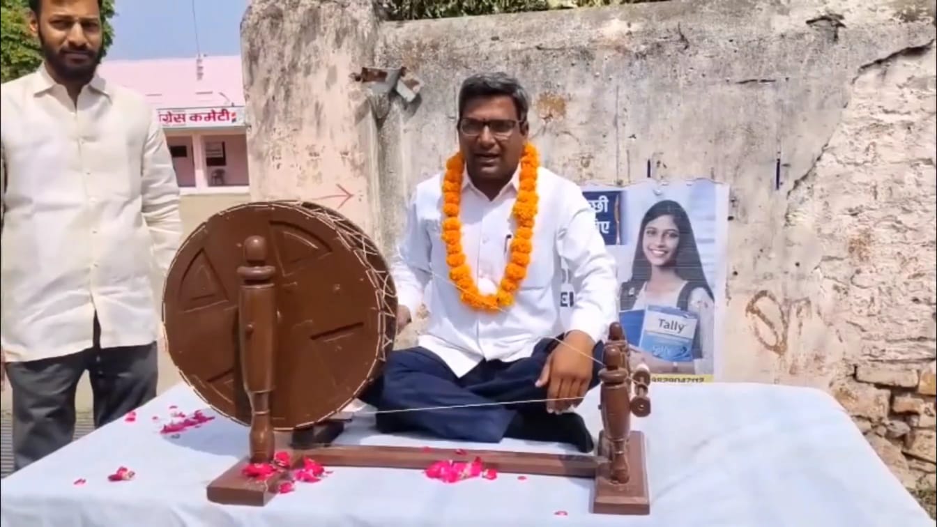 भीलवाड़ा कांग्रेस में बगावत का बिगुल! चरखे के साथ पालीवाल का सत्याग्रह, डोटासरा के इस्तीफे की मांग