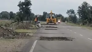 सकरिया-डिघोरा रोड: करोड़ों के भ्रष्टाचार की खुली पोल, पहली बारिश में ही...