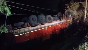 धरमपुरी में यूरिया खाद से भरा ट्राला पलटा, बाइक सवार को बचाने के प्रयास में हुआ हादसा