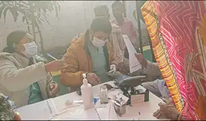 निशुल्क चिकित्सा शिविर में लोगों को दिया गया निशुल्क उपचार