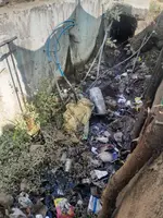 जैसीनगर में नालियों के बीच से गुजर रही पाइपलाइन 