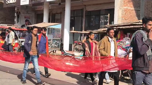 151 फिट लम्बी चुनरी के साथ कंदवा से बरभान रवाना हुए श्रद्धालु