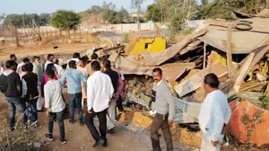 प्रधानमंत्री आवास योजना: गरीब ब्राह्मण के मकान पर कार्रवाई, कड़कड़ाती ठंड में खुले आसमान तले सोने को मजबूर