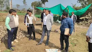 कलेक्टर और सीईओ ने 'एक बगिया मां के नाम' परियोजना का निरीक्षण