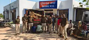 बंडा पुलिस: अवैध खैर की लकड़ी के परिवहन का भंडाफोड़ किया