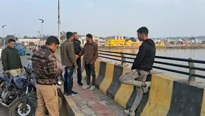 एलिवेटेड कॉरिडोर पर युवा कर रहे थे शराबखोरी, सिविल ड्रेस में पहुंच गई पुलिस और फिर