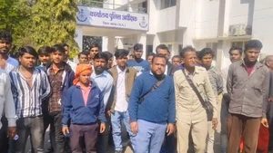 दिनदहाड़े युवक पर चाकू मारने के आरोपियों की गिरफ्तारी की मांग