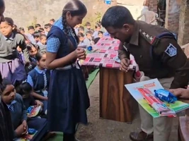 नरयावली थाना प्रभारी कपिल लक्षकार ने बच्चों को बांटी पाठ्य सामग्री और सिखाए यातायात के नियम