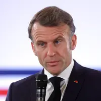 फ्रांसीसी राष्ट्रपति मैक्रों बोले- हमारे बच्चों का दिमाग बिकाऊ नहीं:सोशल मीडिया इस्तेमाल करने पर जल्द बैन लगाएंगे, हाई स्कूल में मोबाइल पर भी रोक