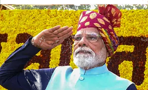 गणतंत्र दिवस पर PM मोदी ने बंधेज पगड़ी पहनी:इस पर मोर पंख...