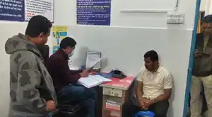 अपराधी को पकड़ने आई टीम को पत्थर-धारदार हथियारों से मारा; सब इंस्पेक्टर और जवान घायल