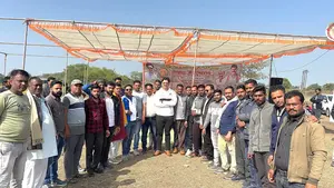 सुरखी में चल रहे क्रिकेट महाकुंभ में खिलाड़ियों के चैके-छक्के से दर्शकों का मन मोह लिया