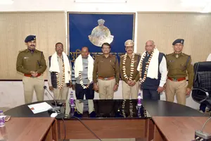 सागर पुलिस कंट्रोल रूम में गरिमामय माहौल में सेवानिवृत्त पुलिस अधिकारियों को दी गई भावभीनी विदाई