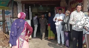 अमूल दूध की गाड़ी होटल में घुसी, दो लोग हुए घायल, होटल का काउंटर और अन्य सामान क्षतिग्रस्त !!