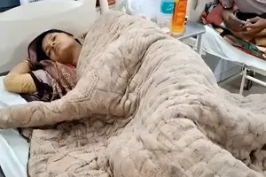 एमपी में बेटी के धक्के से मां का हाथ फिसला और गलती...