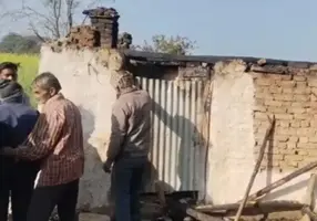 बुजुर्ग महिला पन्ना में ठंड से बचाव के लिए जलाई गई आग...