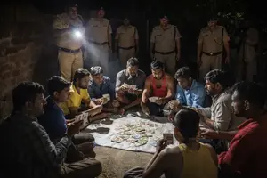 मध्य प्रदेश के तीन जिलों में जुआ खेलते लोग अचानक पुलिस के...