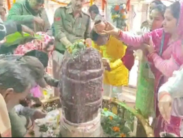 कुंडेश्वर मंदिर में महाशिवरात्रि पर हजारों भक्त पहुंचे, किया अभिषेक