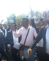 छतरपुर में वकीलों का हंगामा और चक्काजाम, ज्ञापन देने बेरीकेट तोड़कर कलेक्ट्रेट...