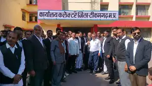 शिवपुरी में वकील की हत्या का टीकमगढ़ में विरोध प्रदर्शन 