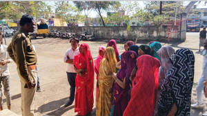 अवैध शराब के खिलाफ महिलाओं का हल्लाबोल: झमरा (थावरी) की महिलाओं ने...