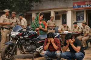 पुलिसकर्मियों के घर काम करने वाली महिला के बेटों ने पुलिस थाना...