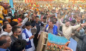 अमझेरा के ऐतिहासिक भगोरिया में हेलीकॉप्टर से पहुंचे नेता प्रतिपक्ष उमंग सिंगार व विधायक प्रताप ग्रेवाल