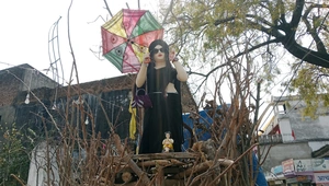 मोबाइल और छाता लिए होलिका की प्रतिमा बनी आकर्षण का केंद्र