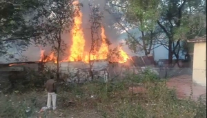 नर्मदापुरम जिले की सतपुड़ा की रानी पचमढ़ी के आर्मी ट्रेनिंग कैंपस के पास एम.ई.एस ठेकेदरों के गोदाम में लगी अचानक विशाल आग।