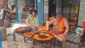 पाकिस्तान से आई मिठाई ने बढ़ाई होली की शोभा