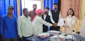 राजगढ़ में जिला सहकारी केंद्रीय बैंक की शाखा को द्वितीय तल पर स्थानांतरित करने के विरोध में भारतीय किसान यूनियन ने सौपा ज्ञापन