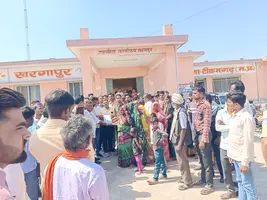 खरगापुर में मकान गिराने के नोटिस के विरोध में भीम आर्मी व ओबीसी महासभा का प्रदर्शन, कलेक्टर के नाम सौंपा ज्ञापन