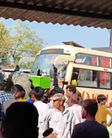 बस और हार्वेस्टर में आमने सामने हुई भीषण टक्कर