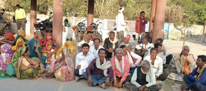 खाद्यान की समस्या को लेकर ग्रामीण पहुंचे कलेक्ट्रेट