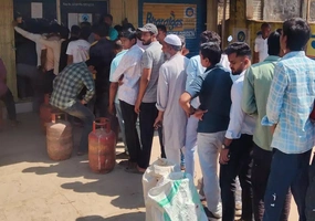 ईरान–इजरायल युद्ध की आशंका के बीच रायसेन में गैस एजेंसियों पर उमड़ी भीड़, उपभोक्ता लंबी कतारों में