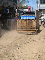 अमृत जल योजना की खुदाई से बाजार बना ‘धूल का मैदान’, व्यापारी-नागरिक दिनभर धूल में सांस लेने को मजबूर