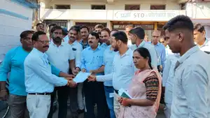 जनपद चौक पर लगाए कर बकायादारों के होर्डिंग का विरोध, कांग्रेस ने नपा सीएमओ के खिलाफ की नारेबाजी