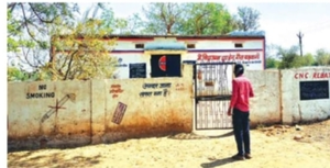 गैस एजेंसी पर सिलेंडर स्टॉक खत्म, सूचना की चस्पा, कई किमी दूर से टंकी के लिए चक्कर काटने लगे उपभोक्ता