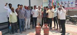 बुधनी में गैस की कालाबाजारी के विरोध में कांग्रेस का प्रदर्शन, केंद्र सरकार के खिलाफ नारेबाजी